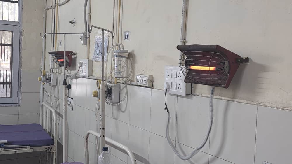 फोटो-60: बहादुरगढ़ के नागरिक अस्पताल के ट्रामा सेंटर में मरीजों के लिए लगाए गए रूम हीटर। संवाद
