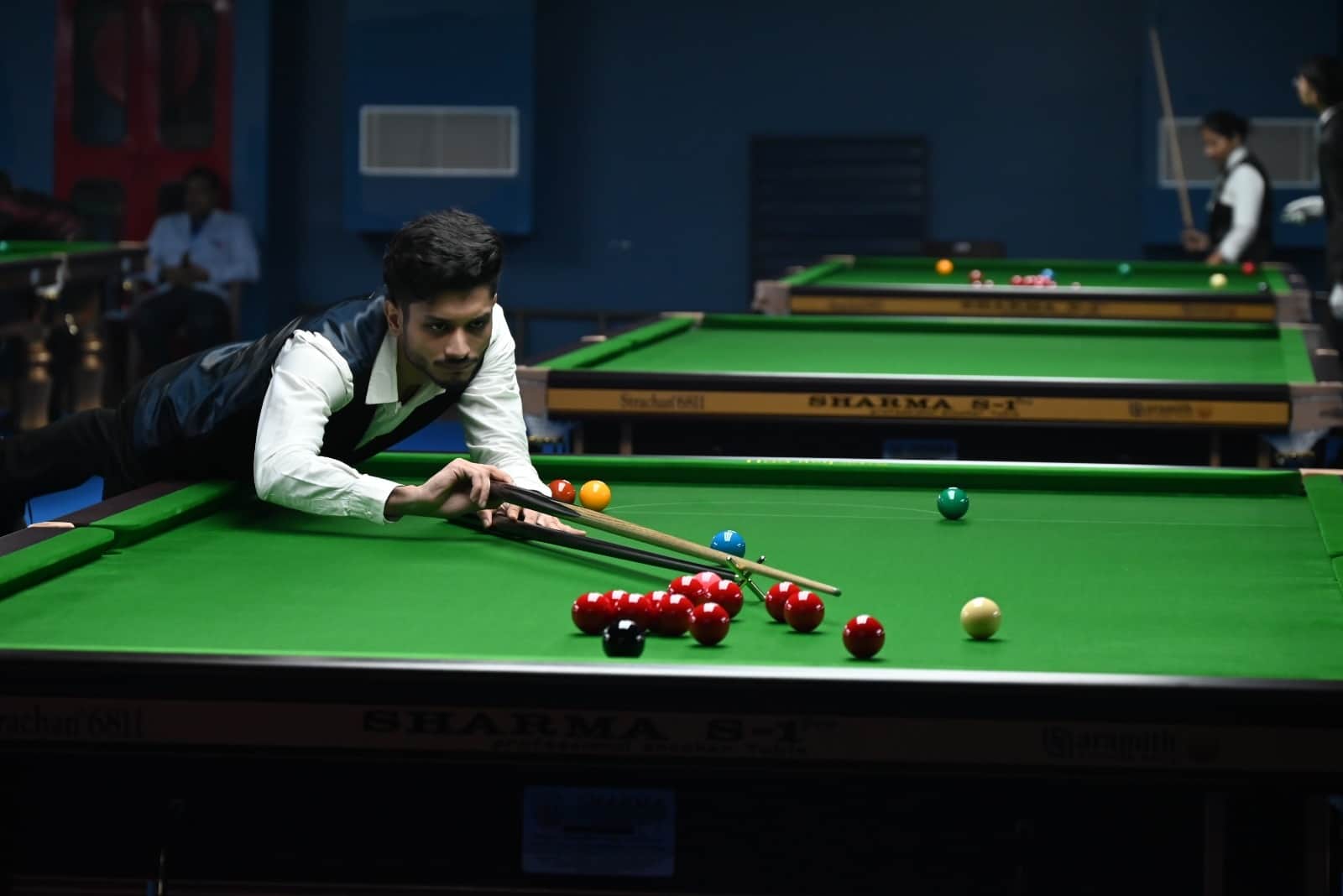फोटो-64: बहादुरगढ़ में आयोजित बिलियर्ड्स एवं स्नूकर चैंपियनशिप में भाग लेता खिलाड़ी। फोटो एसोसिएश