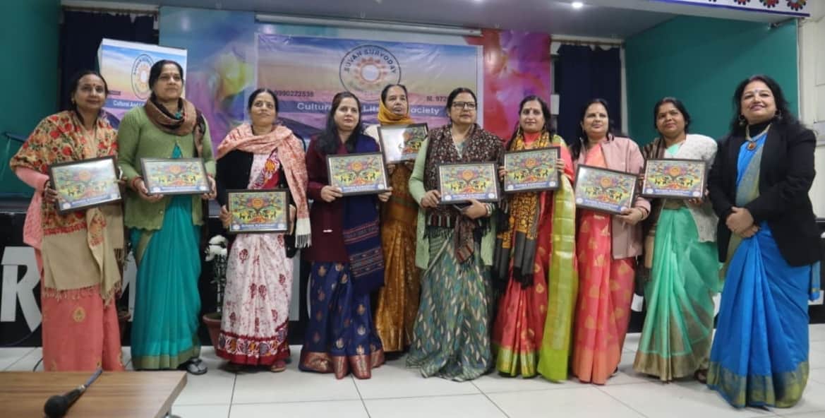 -फोटो 67 : कार्यक्रम में मौजूद कवयित्रियां। स्रोत संस्था