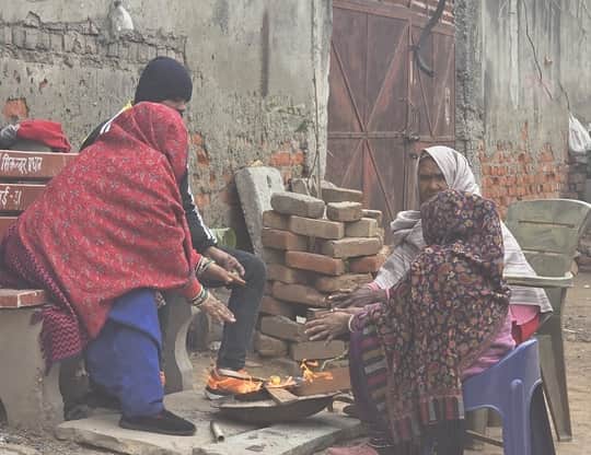 फोटो 77: अलाव सेंककर सर्दी दूर करने का प्रयास करते लोग। संवाद