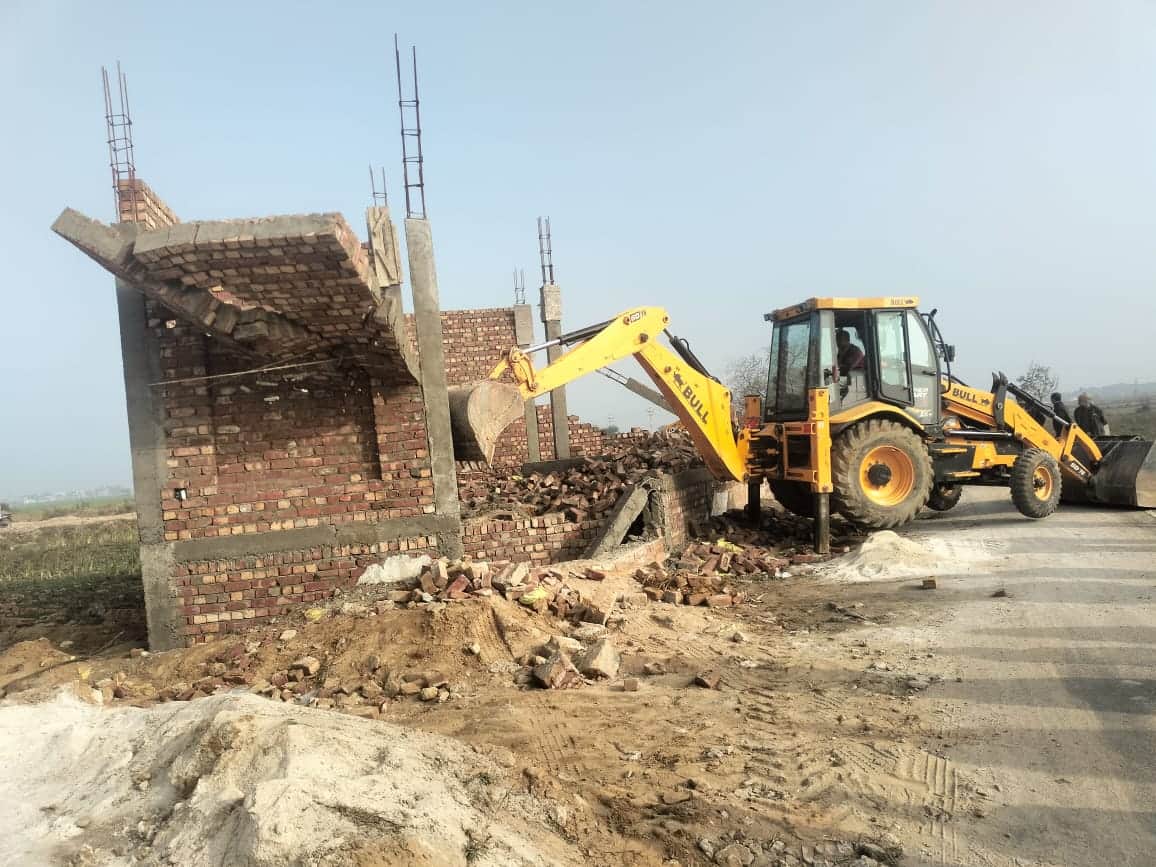 -फोटो 77 : बालौर गांव में अवैध कॉलोनी में बनाए गए निर्माण को तोड़ती जेसीबी। स्रोत विभाग