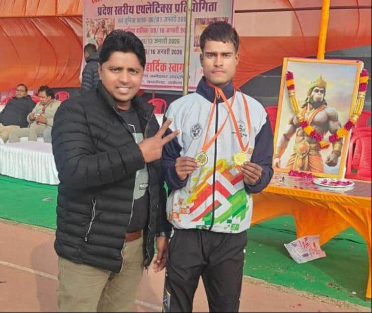 फोटो- 9-कोच कुशमेश कुमार के साथ खिलाड़ी मिथुन। स्रोत: कोच