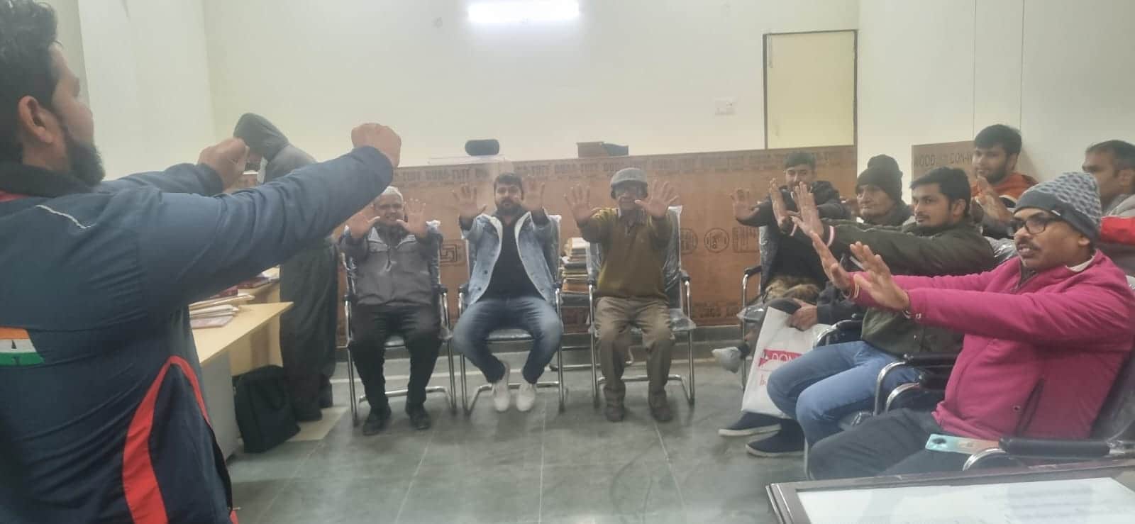 फोटो कैप्शन 73: बादली उपमंडल कार्यालय में वाई ब्रेक के दौरान योग करते कर्मचारी। संवाद