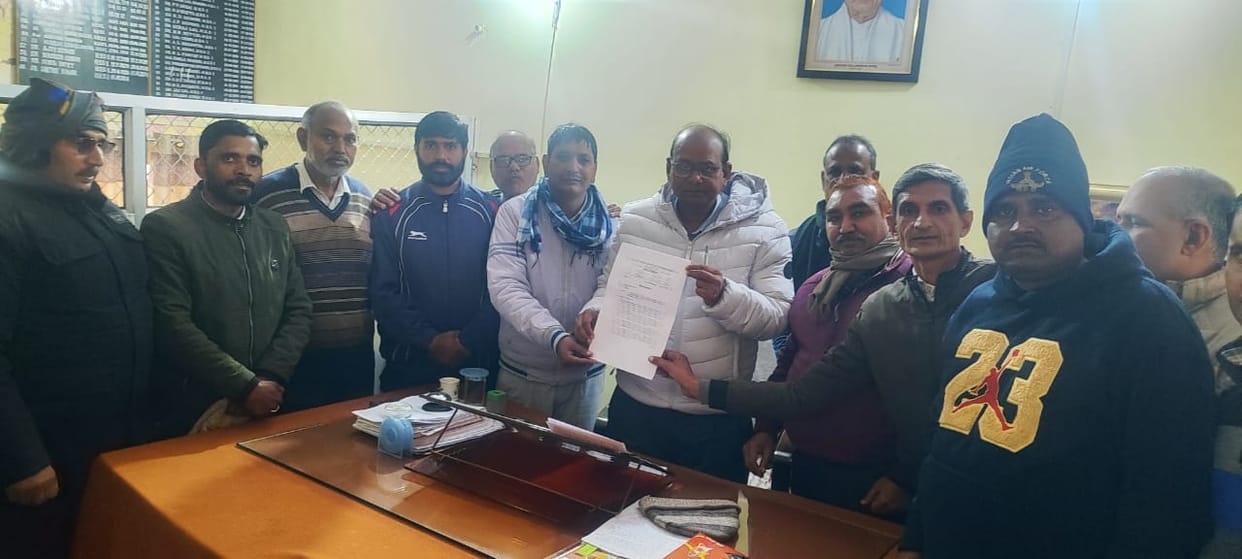 A memorandum was submitted to the education officer demanding the removal of the TET (Teacher Eligibility Test) requirement.