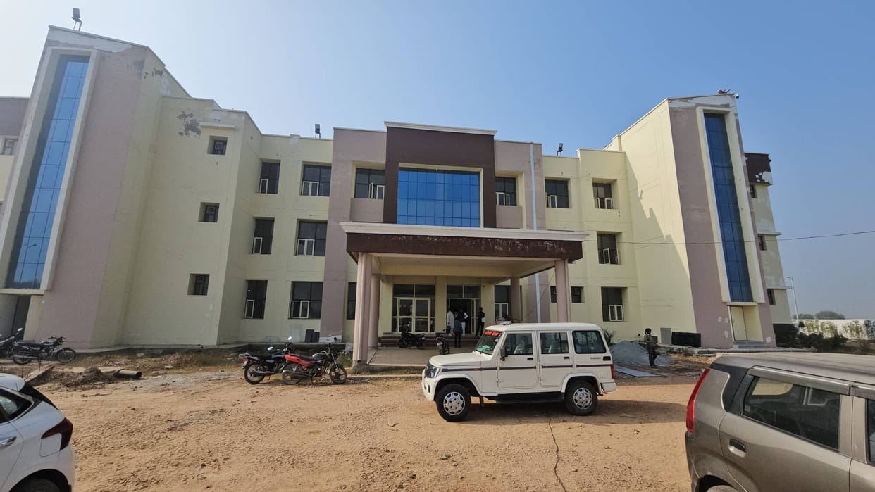 The finishing work at the mini-secretariat is progressing at a slow pace.