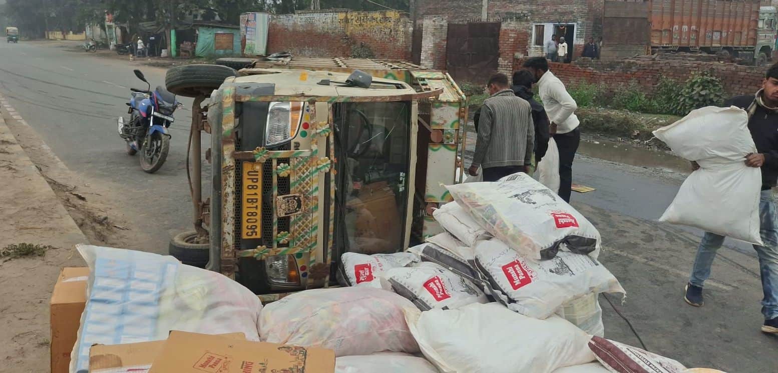 फोटो45सोरोंजी मार्ग पर नोवा फैक्ट्री के पास पलटा लोडर वाहन । संवाद