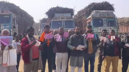 Bettiah bihar news Angry farmers protested over non payment of sugarcane for nine years today news