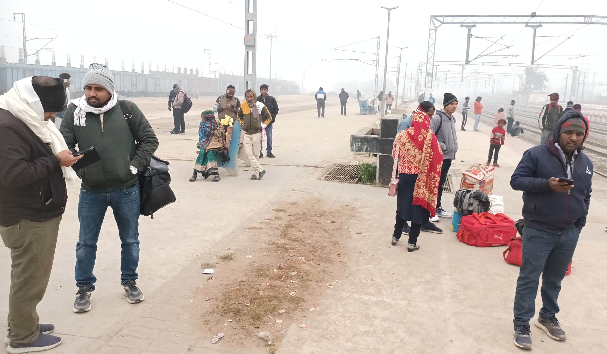 गौरीगंज रेलवे स्टेशन पर ट्रेन का इंतजार करते यात्री।