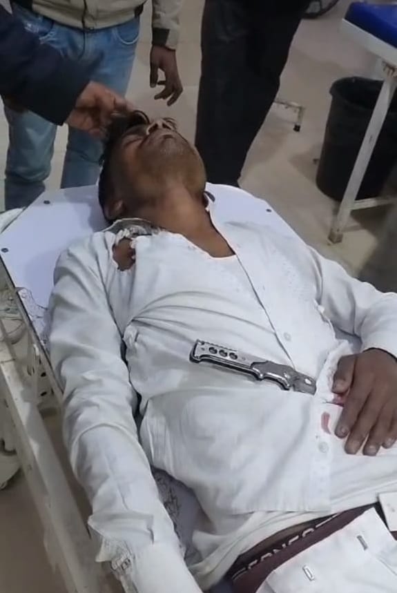 A snack factory was set on fire, the owner was attacked for protesting, and the knife remained in his stomach for three hours.
