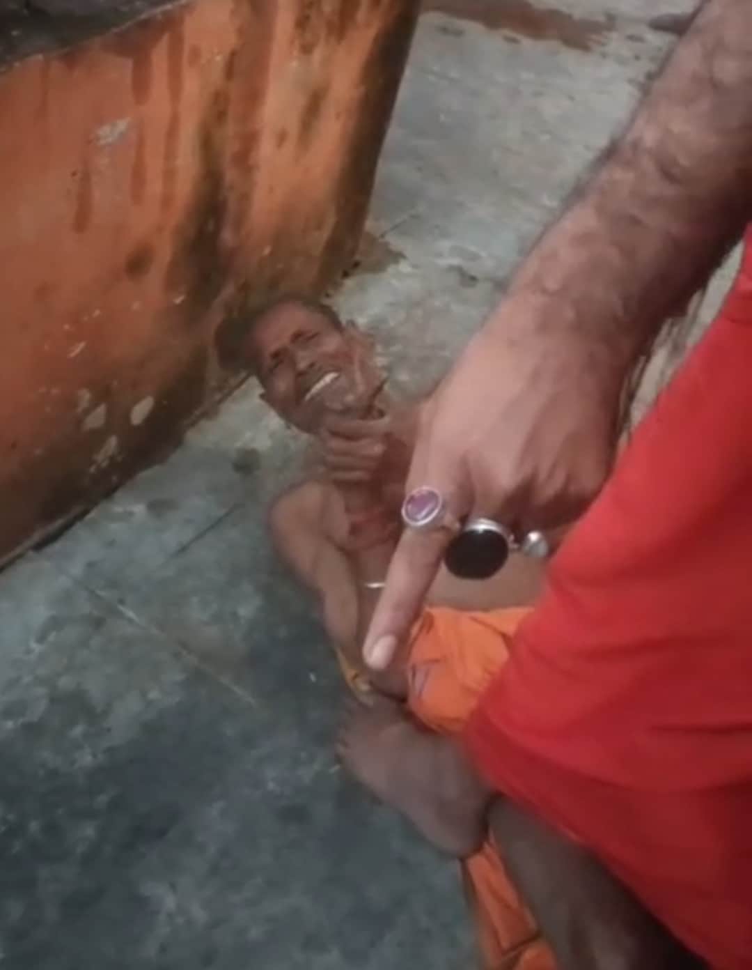 घटना के बाद मंदिर के दूसरे पुजारी ने आरोपी पुजारी को पीटा