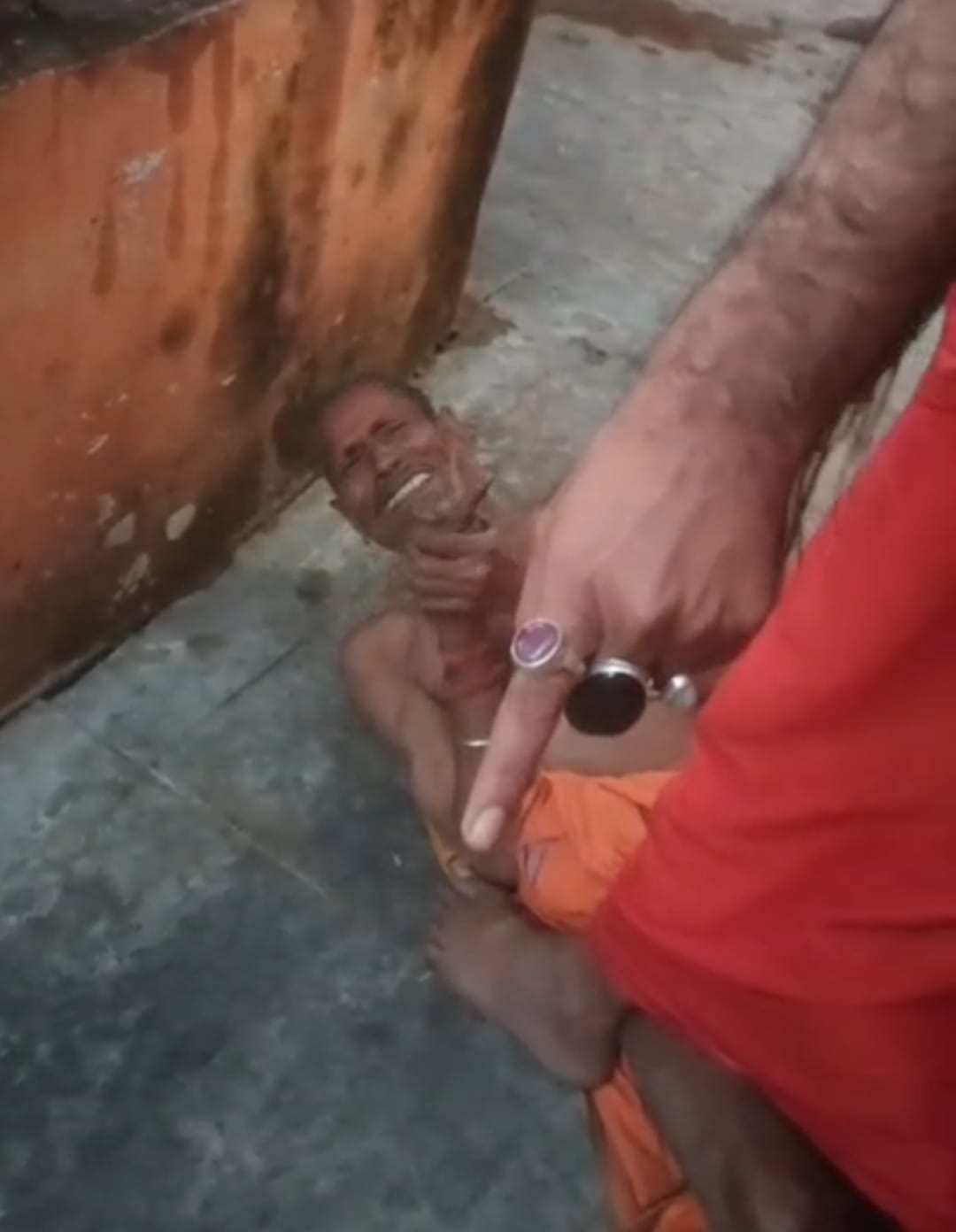 घटना के बाद मंदिर के दूसरे पुजारी ने आरोपी पुजारी को पीटा