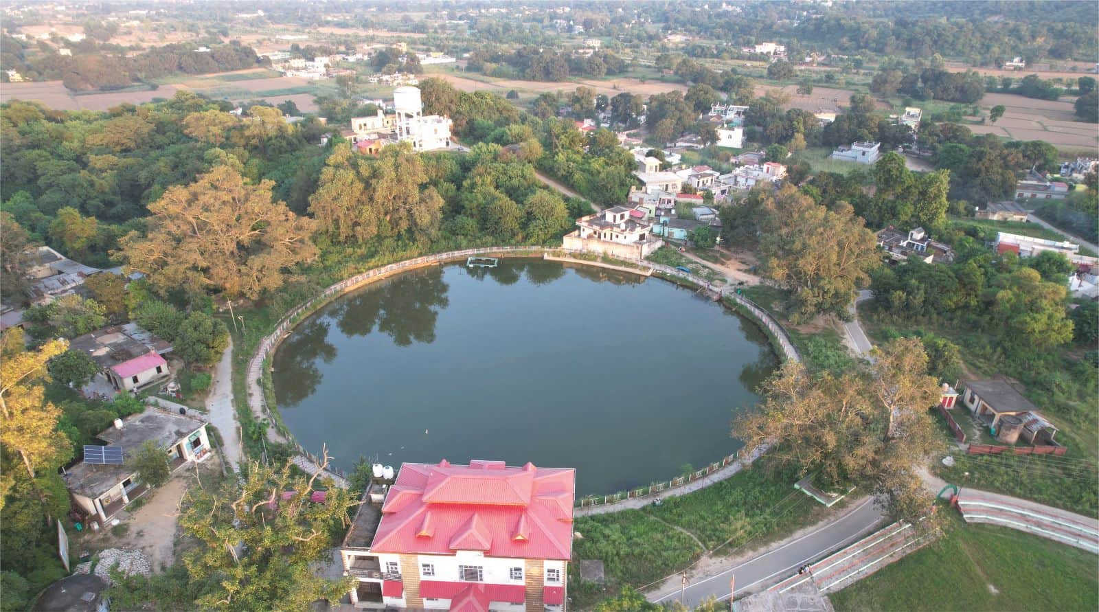 हरोली क्षेत्र का पानी से भरा हुआ तलाब ।स्रोत विभाग