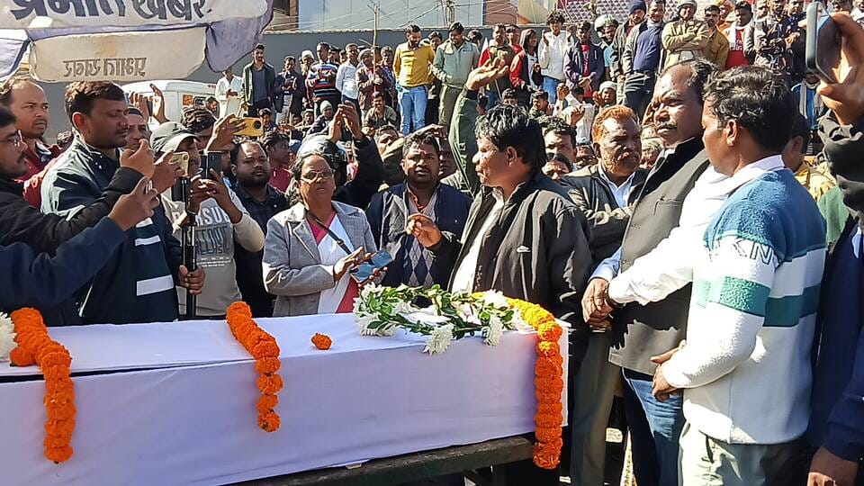 हत्यारे की गिरफ्तारी के विरोध में खूंटी के नीचे चौक पर सोमा मुंडा के पार्थिव शरीर रखकर प्रदर्शन