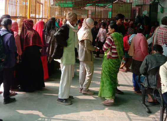 जिला अस्पताल की पर्चा खिड़की पर लगी मरीज और तीमारदारों की लाइन। 