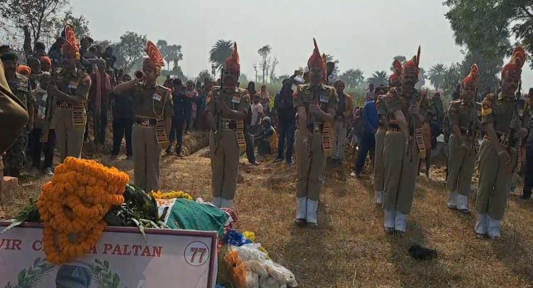 जवान को सलामी देते अधिकारी