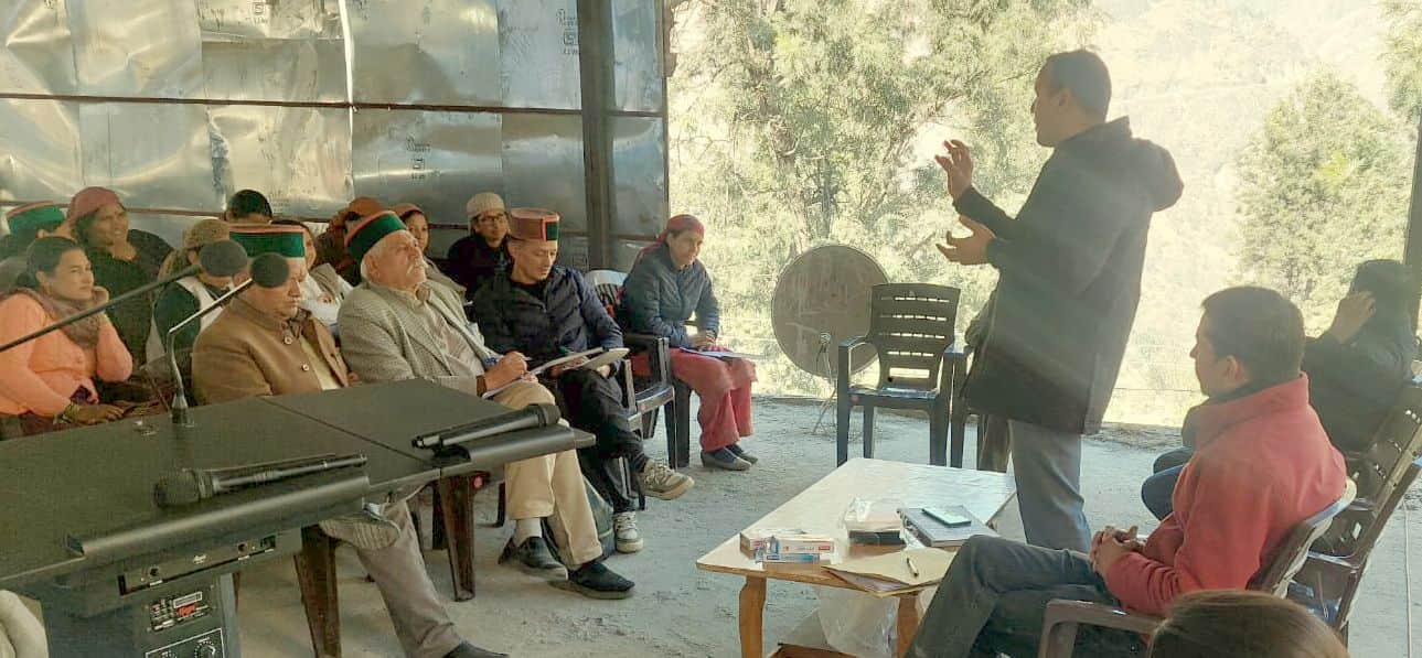 ज्यूरी में बागवानों को जागरूकत करते बागवानी विशेषज्ञ। संवाद