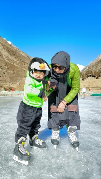 70 children and youth will take ice hockey tips in Keylong
