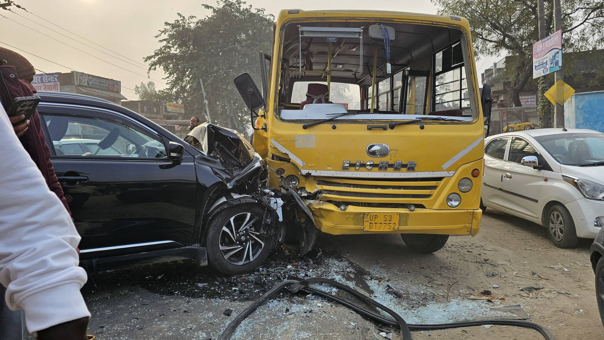 कुसम्ही बाजार के पास टक्कर के बाद क्षतिग्रस्त कार और स्कूल बस। स्रोत : सोशल मीडिया