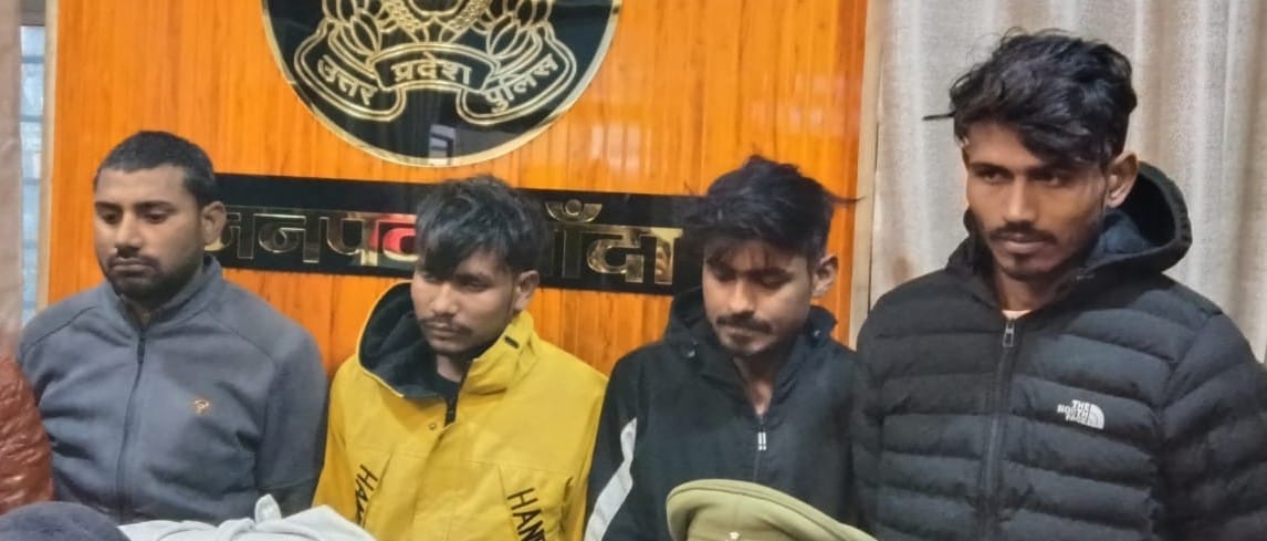 A notorious criminal from Jalaun, along with three accomplices, had stolen from a shop and were caught.