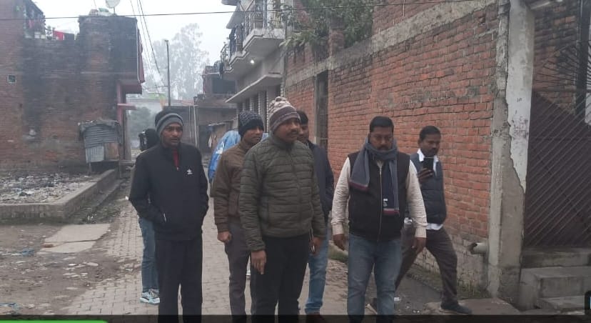 The municipal team reached the leakage point and started repair work.