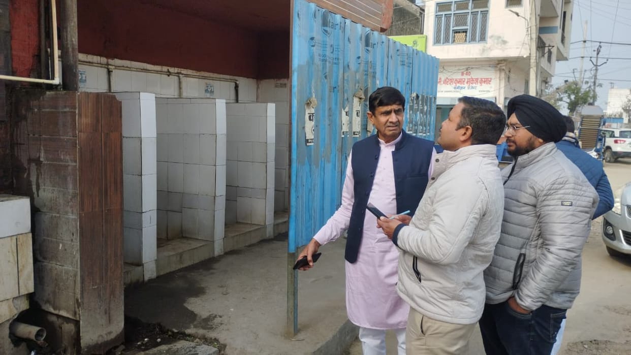 Chairman of Market Committee Ladwa reviewed the facilities of the grain market.