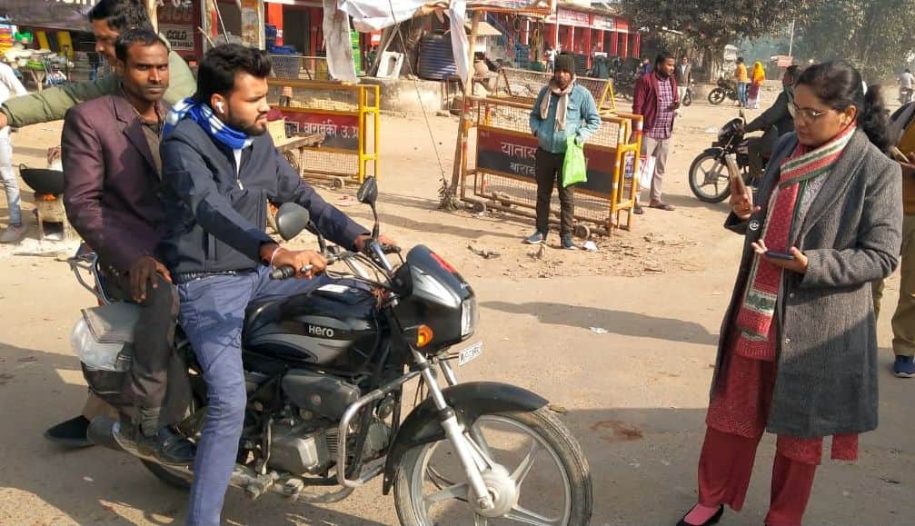 लखनऊ-अयोध्या मार्ग पर चेकिंग के दौरान बिना हेलमेट पाए जाने पर चालान करतीं एआरटीओ अंकिता शुक्ला।