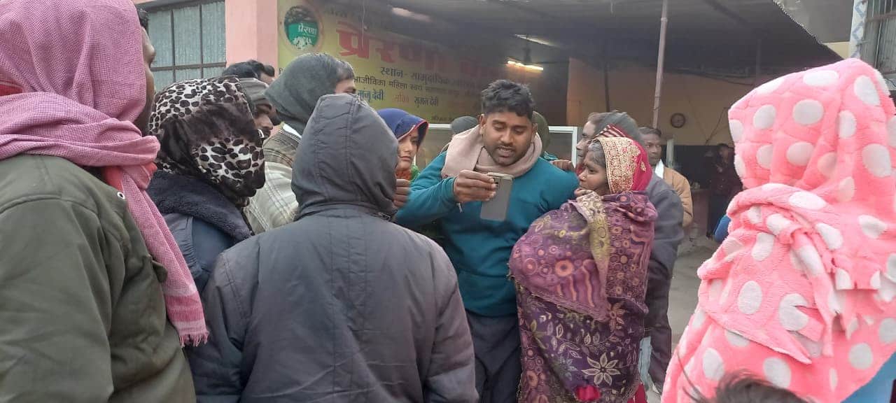 मछलीशहर- मां-बेटे के मौत की सूचना परिवार के लोगों को देता युवक। संवाद