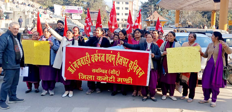 Anganwadi workers demonstrated in Mandi