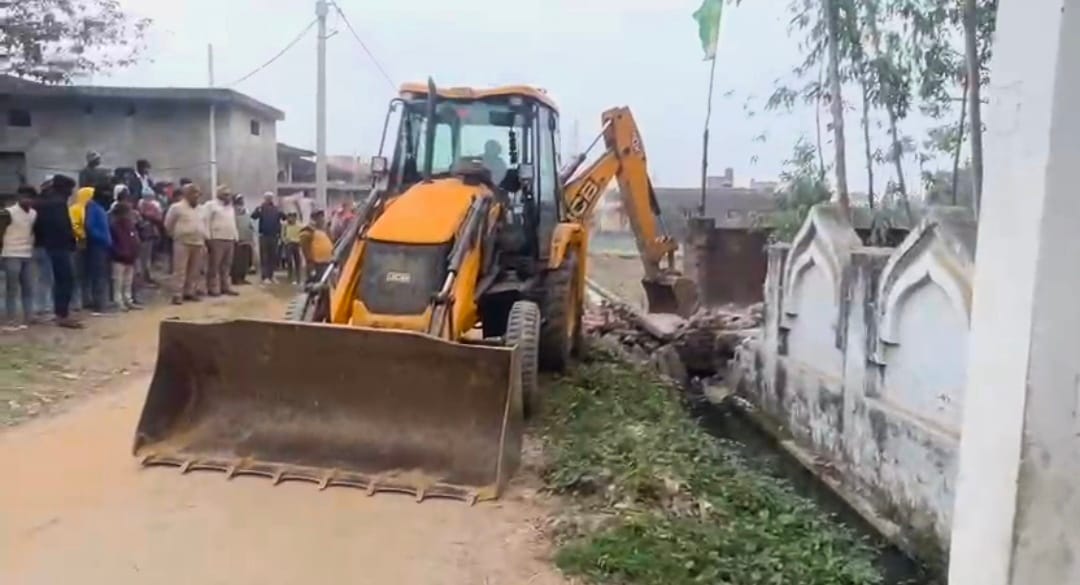 The administration's bulldozer moved in on the encroachment, removing the illegal occupation.