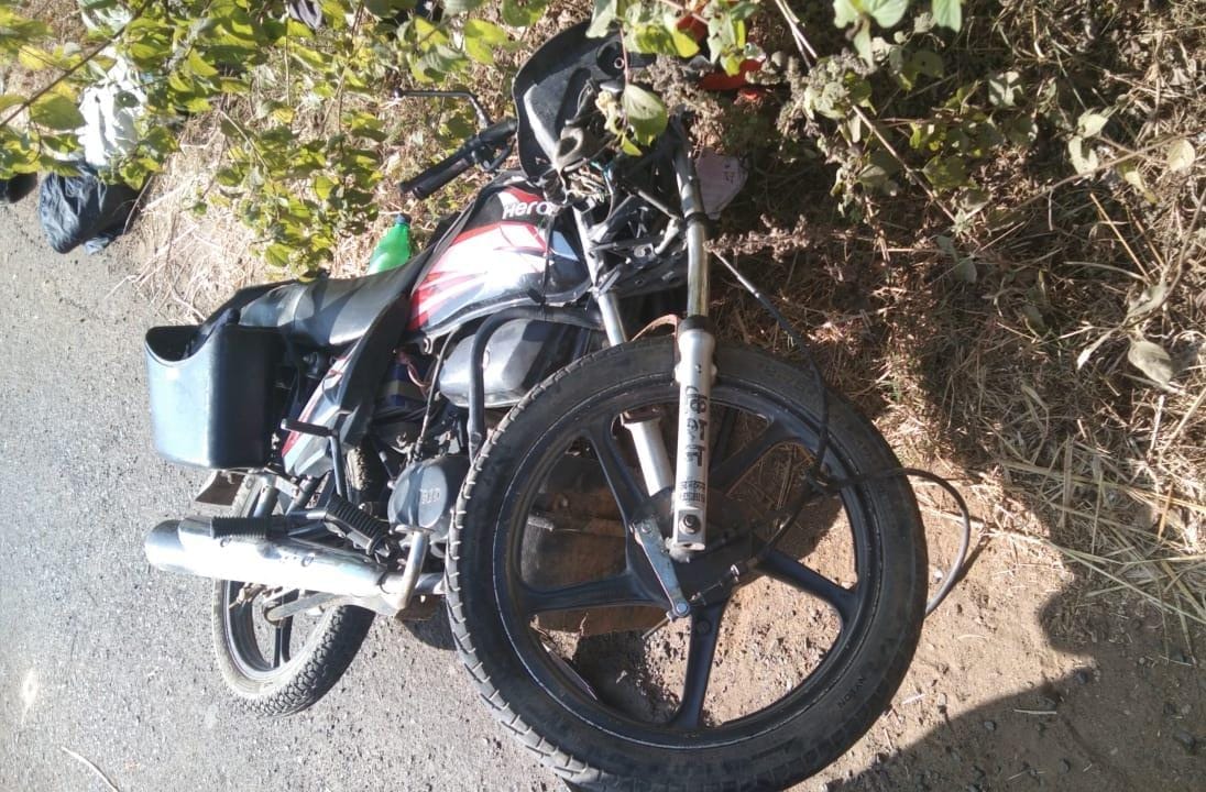 Tragic road accident in Jaisinghnagar: Bike rider dies on the spot after being hit by a speeding pickup.