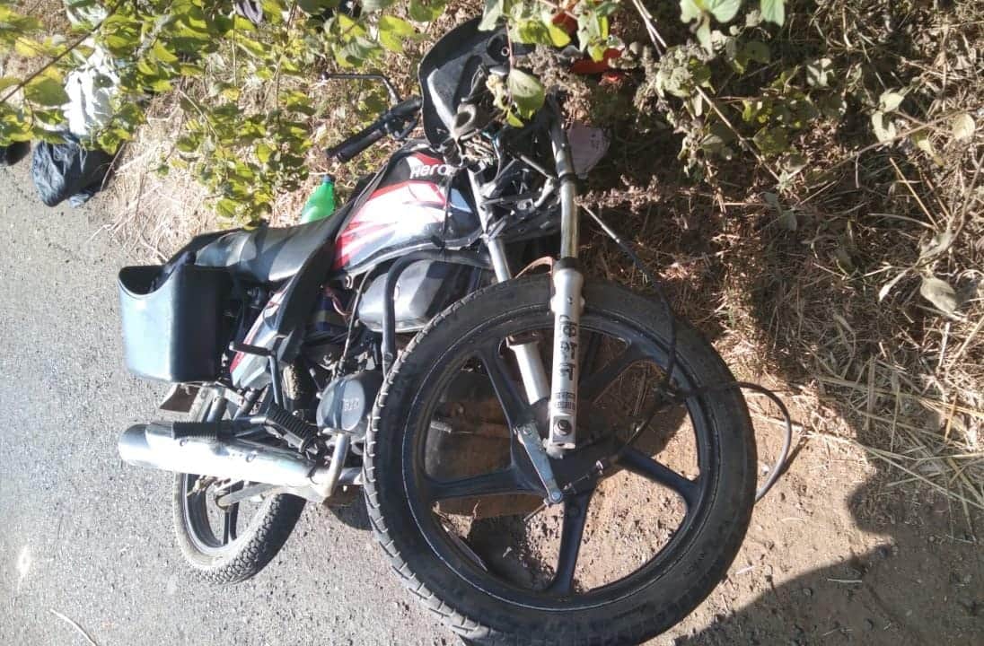 मौके पर पड़ी बाइक।