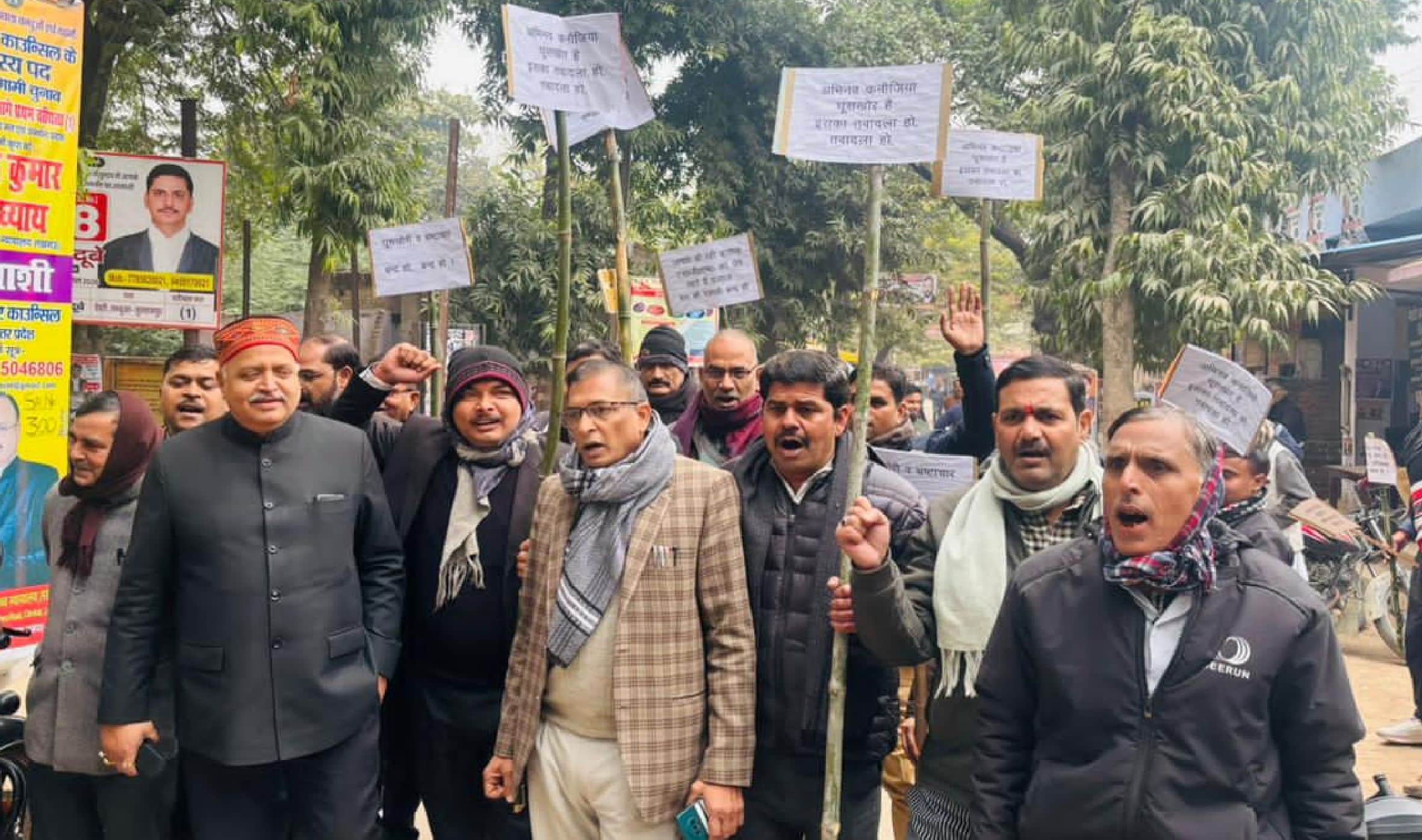 मुसाफिरखाना तहसील में प्रदर्शन करते अधिवक्ता।