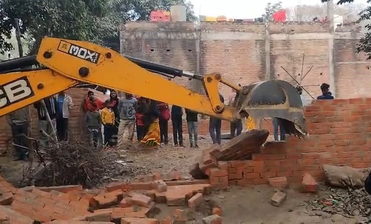Encroachment on the pond was removed, women threw stones