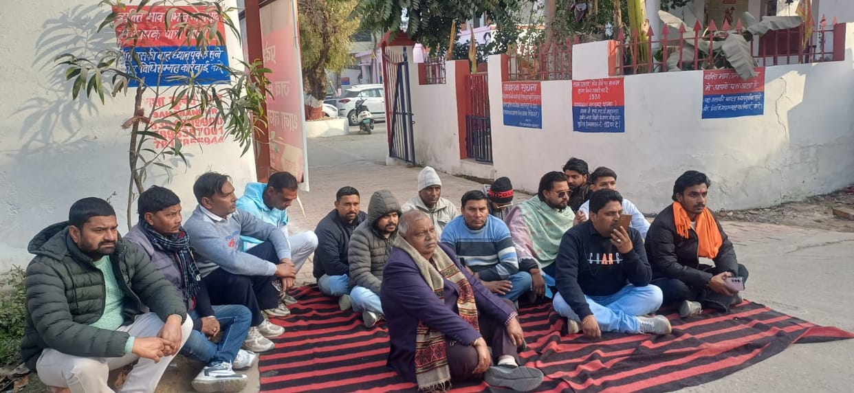 Angered by the FIR not being registered, the party staged a protest at the police station gate.