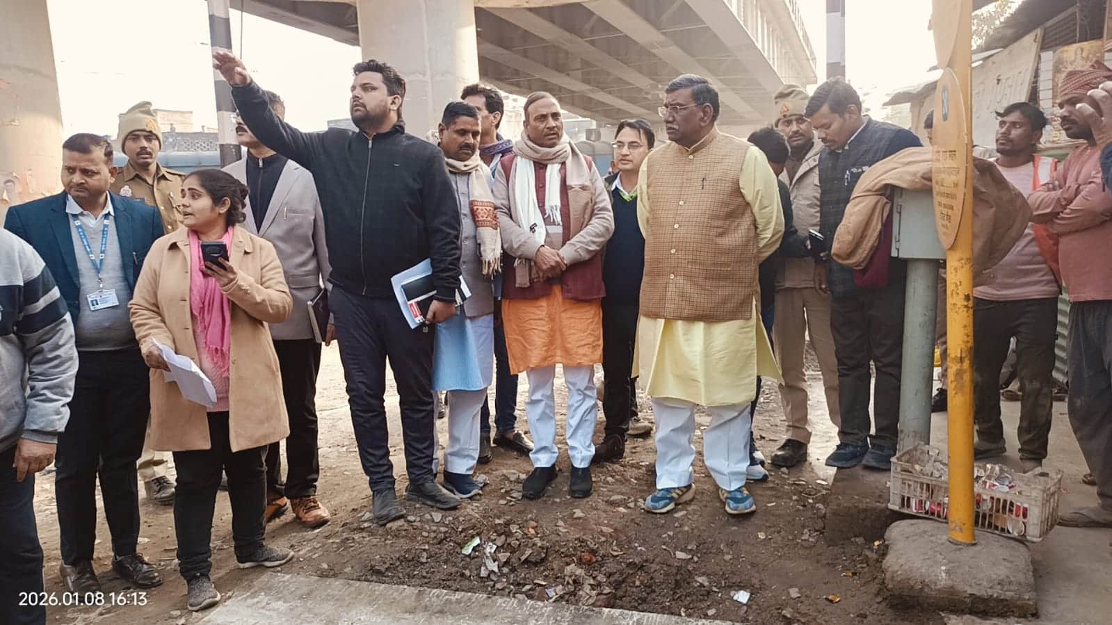 नगर पालिका परिषद क्षेत्र के गांधी नगर वार्ड में निरीक्षण करते प्रभारी मंत्री सुरेश राही।