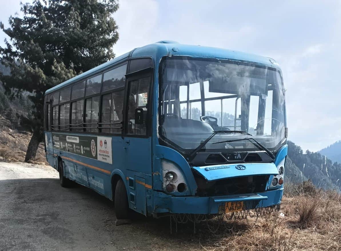 नेहरा से रामपुर के लिए निकली बस दो किलोमीटर आगे हांफी, ग्रामीण आए दिन झेल रहे परेशानियां। स्रोत