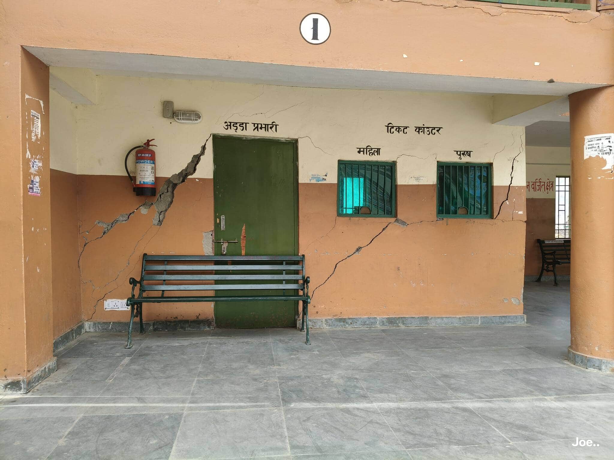 निरमंड में बस अड्डा भवन में आई दरारें। संवाद