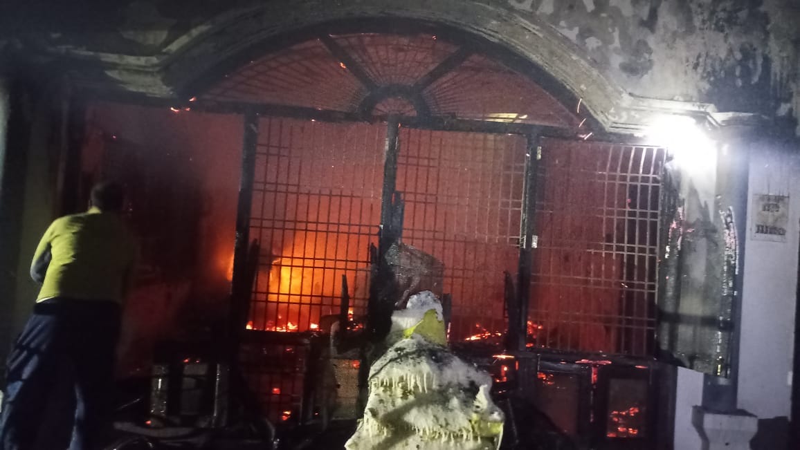 Fire broke out in a house due to short circuit, fire brigade brought it under control.