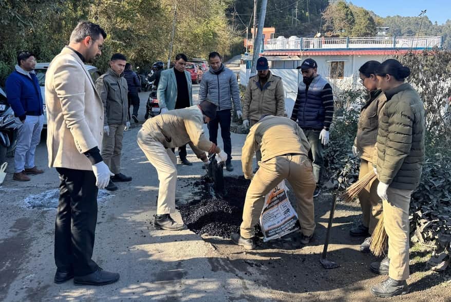 पौड़ी के छतरीधार- कंडोलिया मोटर मार्ग पर रेडी कोल्ड मिक्स मटीरियल से पैचवर्क करते कर्मचारी- स्र