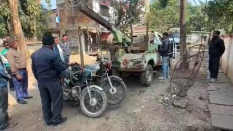 कार्रवाई करती टीम