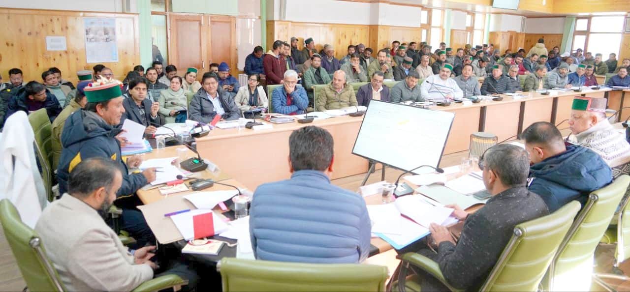 रिकांगपिओ में जन शिकायत निवारण समिति की बैठक में अधिकारियों के साथ चर्चा करते मंत्री जगत सिंह न