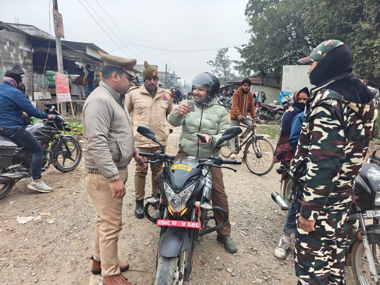Violence and curfew in Nepal cause queues of vehicles in Sonauli, forcing many tourists back from the border.