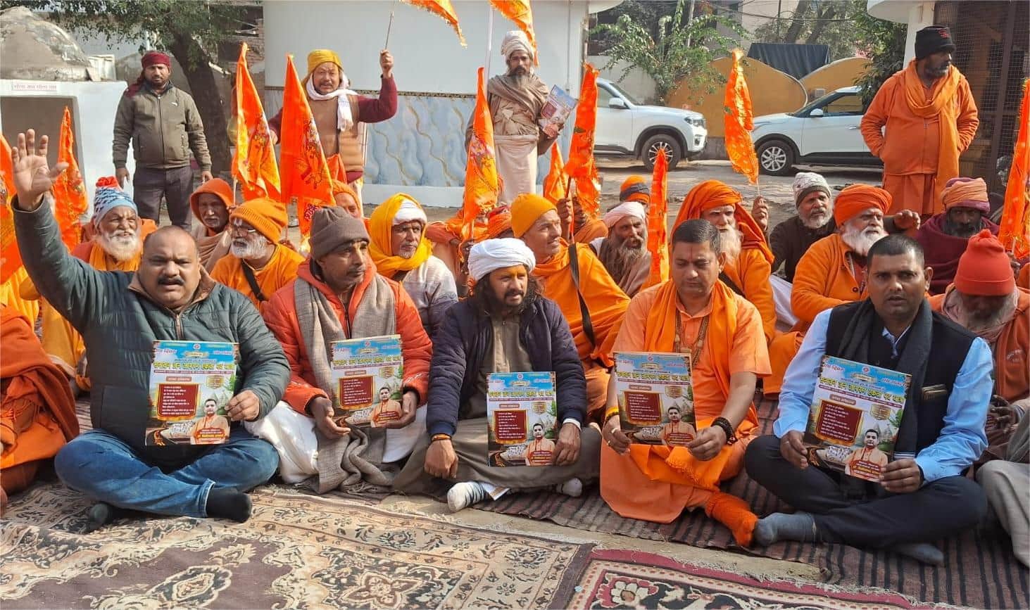 सनातन जन जागरण एकता पदयात्रा की जानकारी देते पदाधिकारी। 