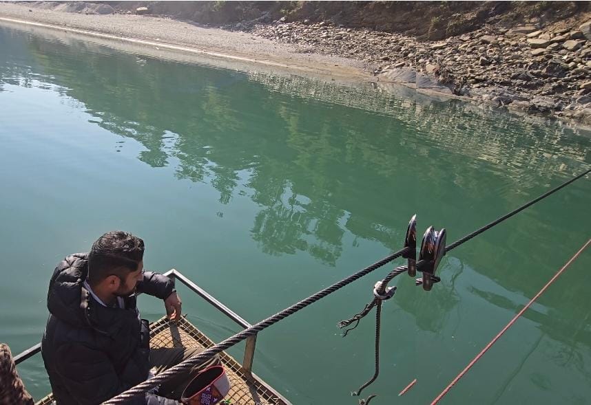 DC crosses Beas in a boat and reaches Sprayi village, inspects the bridge