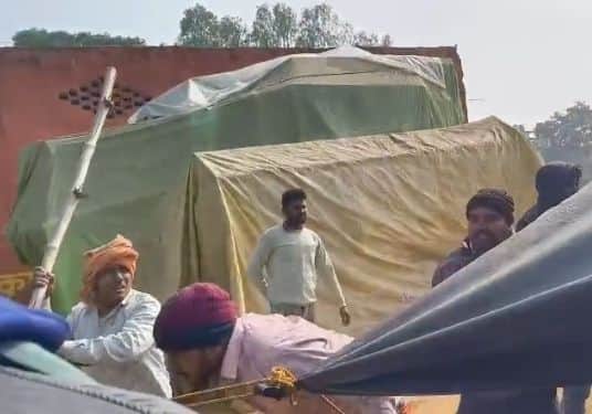  सूरतगंज ब्लॉक के धान क्रय केंद्र बरैसा में पर हंगामे के दौरान लाठी लेकर हमलावर व्यक्ति