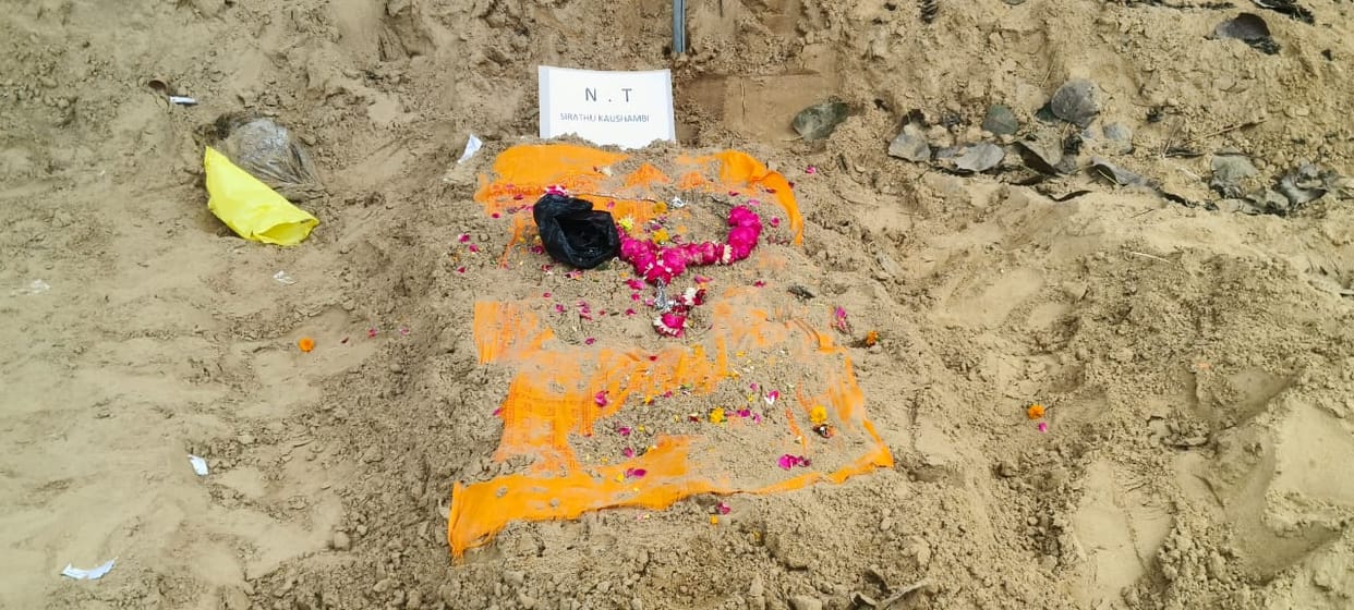 People were shocked to see the grave in front of Sirathu Tehsil gate