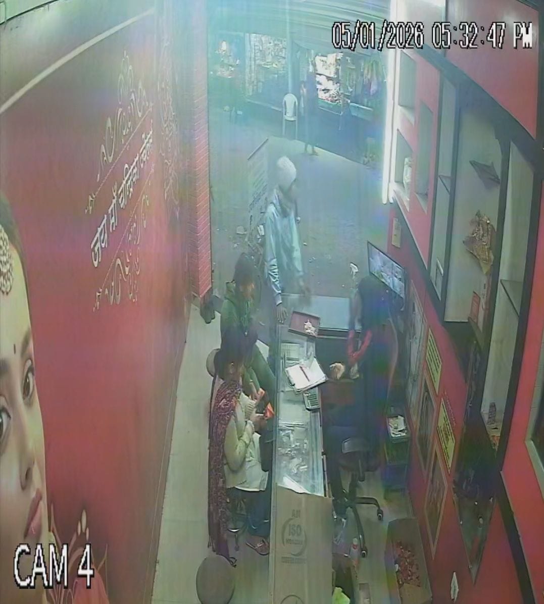 The crook ran away with a silver chain from a jeweler's shop