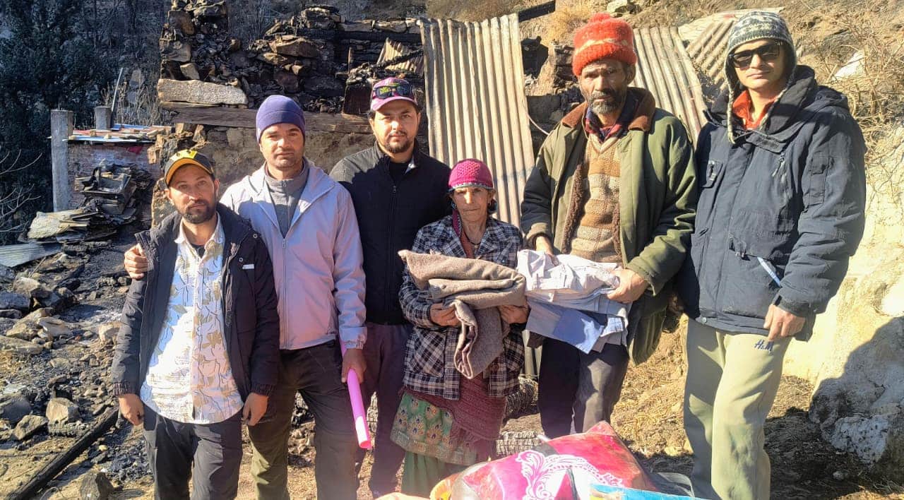 सेवा भारती किन्नौर ने रूपी पंचायत के अग्रि पीड़ित परिवार को बांटी राहत सामग्री। स्रोत : सेवा भा