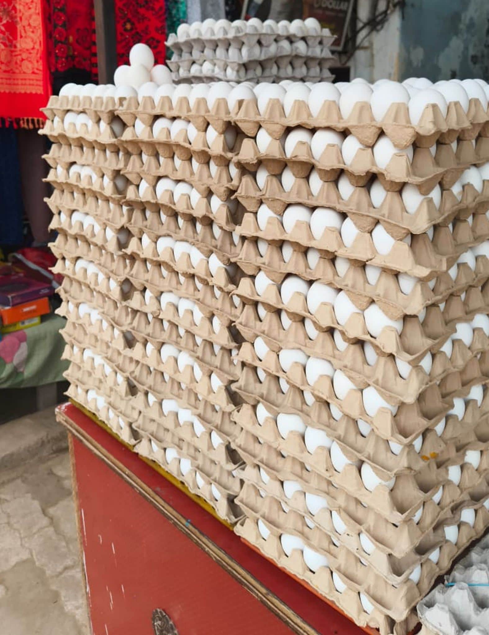 शहर के राहुल चौराहे पर अंडे की दुकान। संवाद