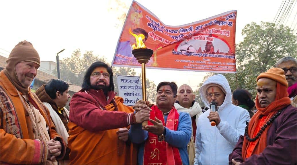 श्रीकृष्ण जन्मभूमि मुक्ति ज्योति यात्रा निकालते  महेंद्र प्रताप सिंह एवं अन्य।